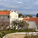 3 Bedroom House, 250m From Trikorfo Case de vacanță *