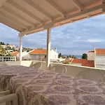 Case de vacanță 3 Bedroom House, 250m From Trikorfo Gerakini