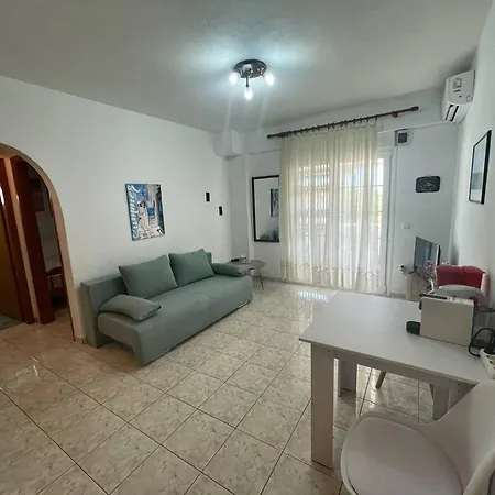 3 Bedroom House, 250m From Trikorfo 別荘