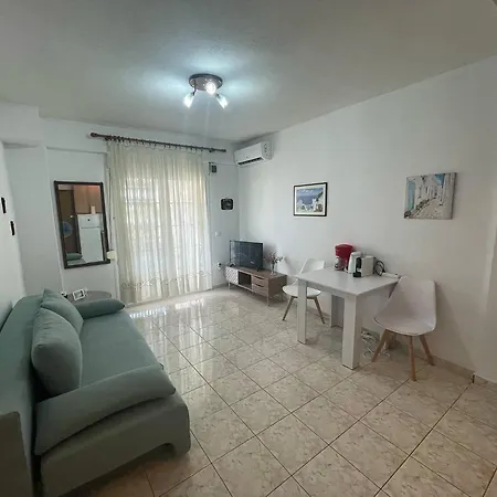 3 Bedroom House, 250m From Trikorfo 別荘