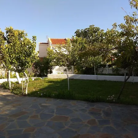 3 Bedroom House, 250m From Trikorfo