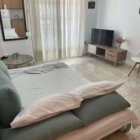 3 Bedroom House, 250m From Trikorfo