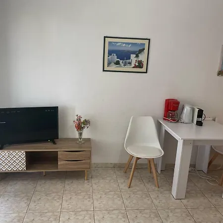3 Bedroom House, 250m From Trikorfo *