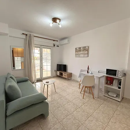 3 Bedroom House, 250m From Trikorfo