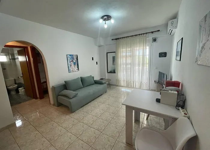 3 Bedroom House, 250m From Trikorfo Case de vacanță
