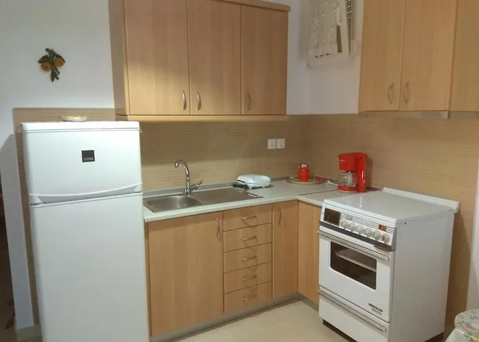 Case de vacanță 3 Bedroom House, 250m From Trikorfo Gerakini