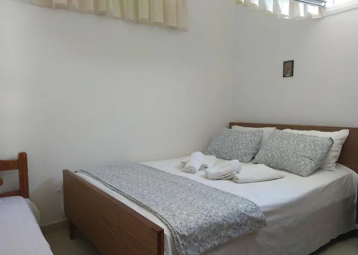 Case de vacanță 3 Bedroom House, 250m From Trikorfo