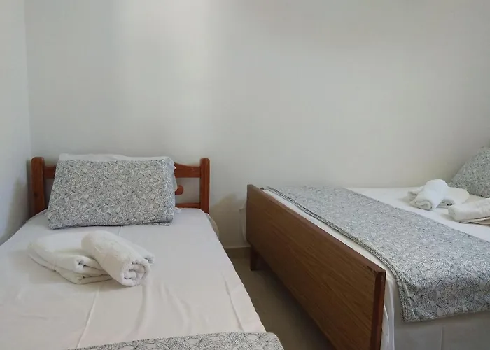 Case de vacanță 3 Bedroom House, 250m From Trikorfo Gerakini