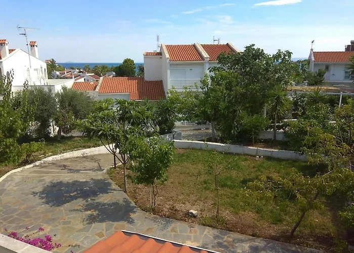 3 Bedroom House, 250m From Trikorfo