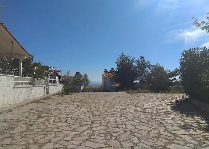 3 Bedroom House, 250m From Trikorfo Hébergement de vacances Gerakini