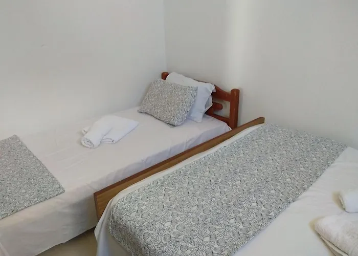 Case de vacanță 3 Bedroom House, 250m From Trikorfo Gerakini