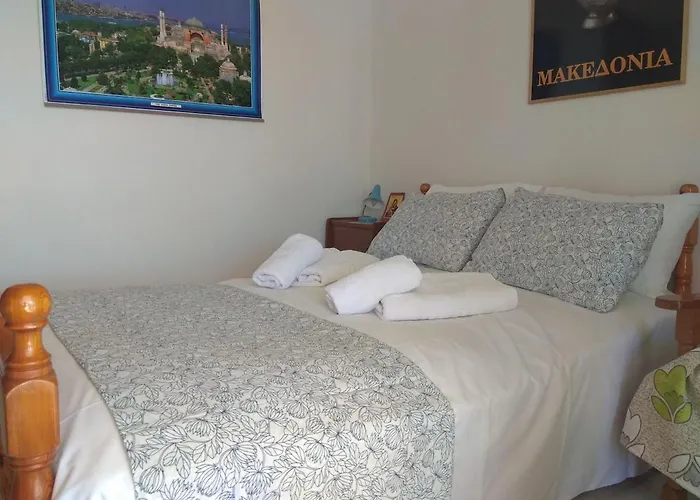 3 Bedroom House, 250m From Trikorfo Gerakini