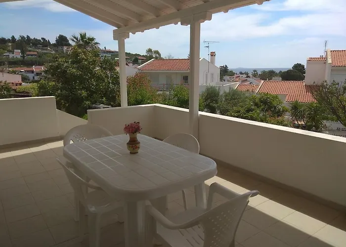 3 Bedroom House, 250m From Trikorfo Case de vacanță Gerakini
