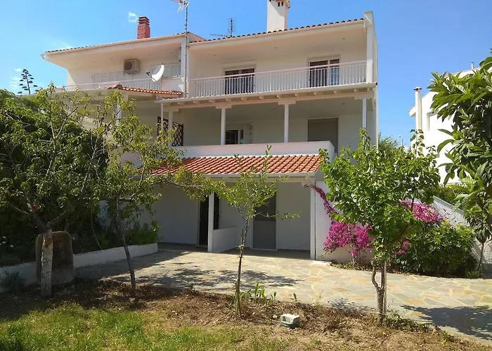 3 Bedroom House, 250m From Trikorfo Gerakini