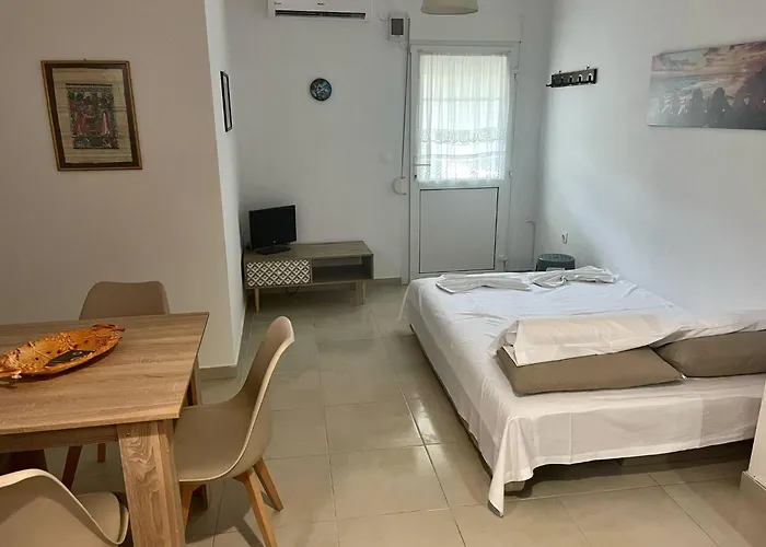 Case de vacanță 3 Bedroom House, 250m From Trikorfo