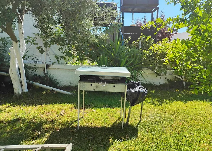 3 Bedroom House, 250m From Trikorfo Gerakini