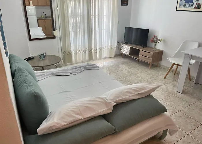 3 Bedroom House, 250m From Trikorfo