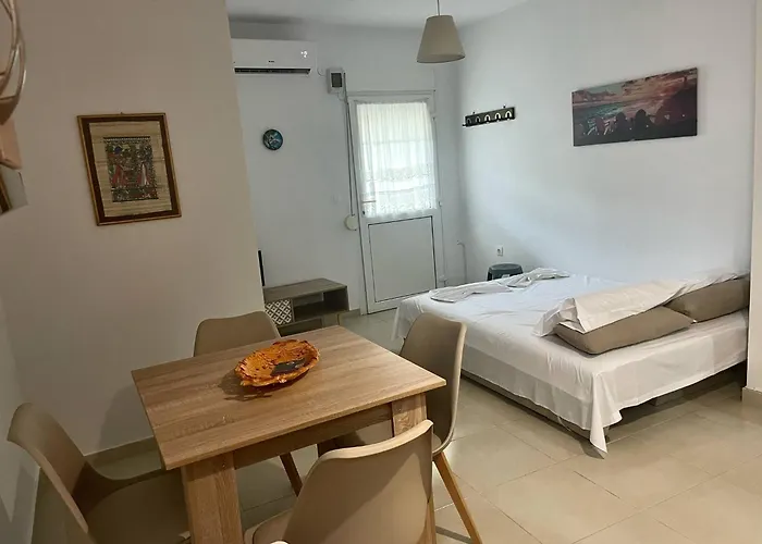 3 Bedroom House, 250m From Trikorfo