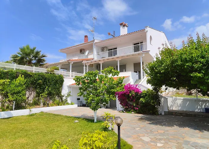 Hébergement de vacances 3 Bedroom House, 250m From Trikorfo *