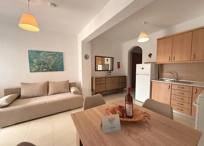 Hébergement de vacances 3 Bedroom House, 250m From Trikorfo *