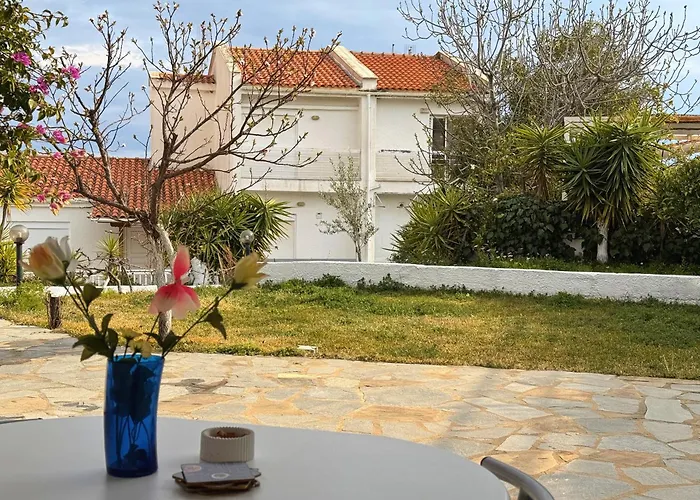 Hébergement de vacances 3 Bedroom House, 250m From Trikorfo *