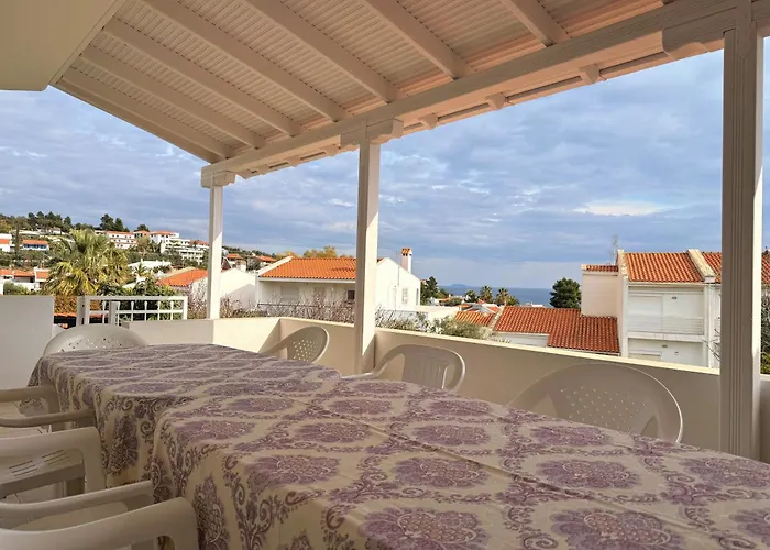 Hébergement de vacances 3 Bedroom House, 250m From Trikorfo Gerakini