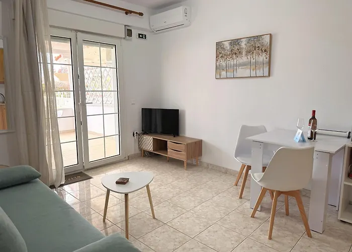 3 Bedroom House, 250m From Trikorfo Hébergement de vacances