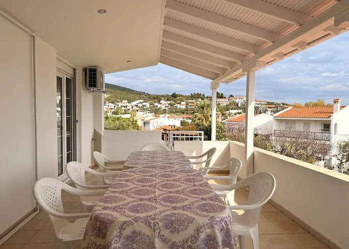 3 Bedroom House, 250m From Trikorfo Hébergement de vacances Gerakini