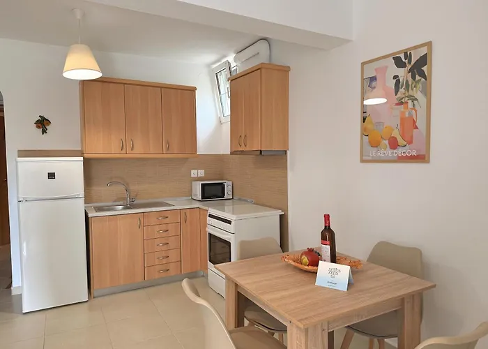 3 Bedroom House, 250m From Trikorfo
