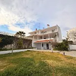 3 Bedroom House, 250m From Trikorfo