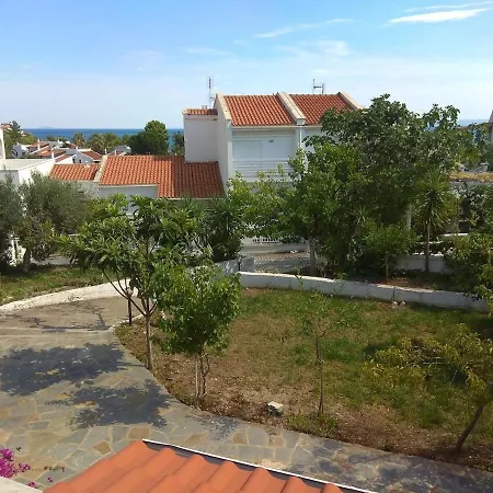 3 Bedroom House, 250m From Trikorfo
