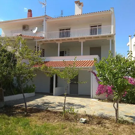 3 Bedroom House, 250m From Trikorfo ゲラキニ