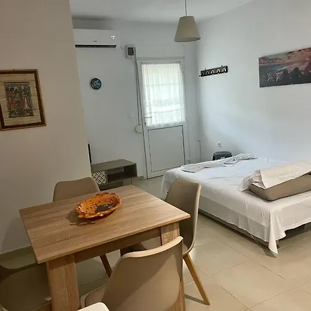 3 Bedroom House, 250m From Trikorfo