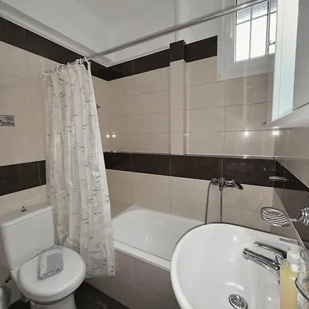 3 Bedroom House, 250m From Trikorfo Casa vacanze *