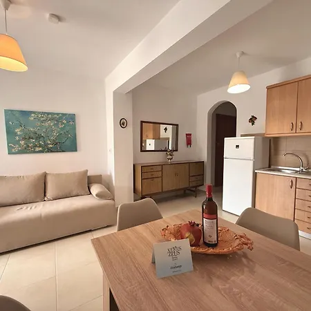 Casa vacanze 3 Bedroom House, 250m From Trikorfo *