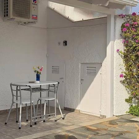 Casa vacanze 3 Bedroom House, 250m From Trikorfo Gerakini