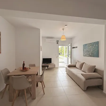 3 Bedroom House, 250m From Trikorfo * Gerakini