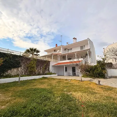 3 Bedroom House, 250m From Trikorfo