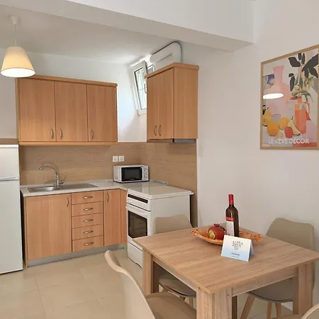 3 Bedroom House, 250m From Trikorfo